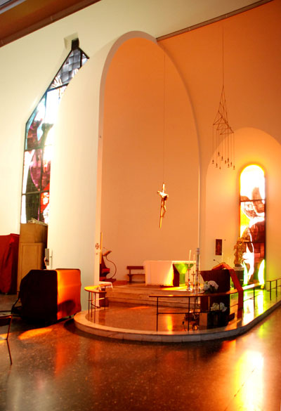 Il presbiterio, oltre cui si amplifica lo spazio absidale.