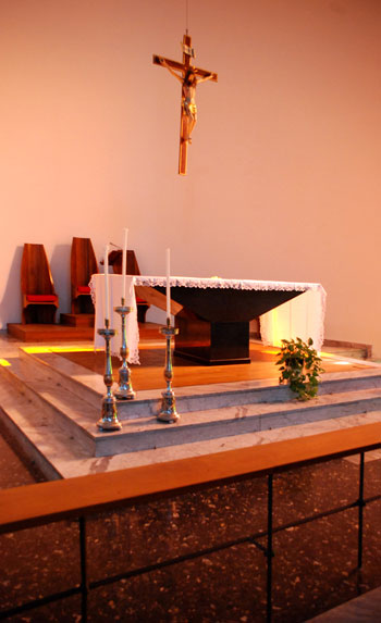 Altare, sede, crocifisso