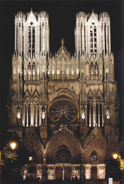 Cattedrale di Reims. L'illuminazione suggerisce una lettura simbolica della struttura gotica (progetto Rober Narboni).