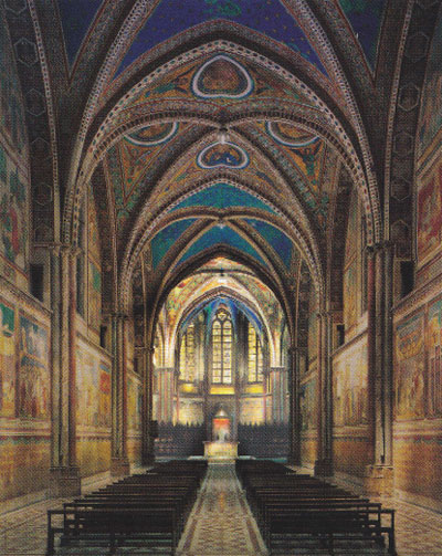 Basilica di San Francesco, Assisi. L'illuminazione mette in rilievo l'altare senza tralasciare gli affreschi giotteschi.