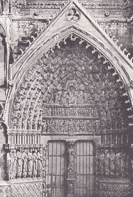 Amiens, Cattedrale di Notre-Dame, portale Saint-Sauveur. Nel timpano: il Giudizio Universale; nell'archivolto: le Gerarchie Celesti; nel pilastro dell'architrave: il 