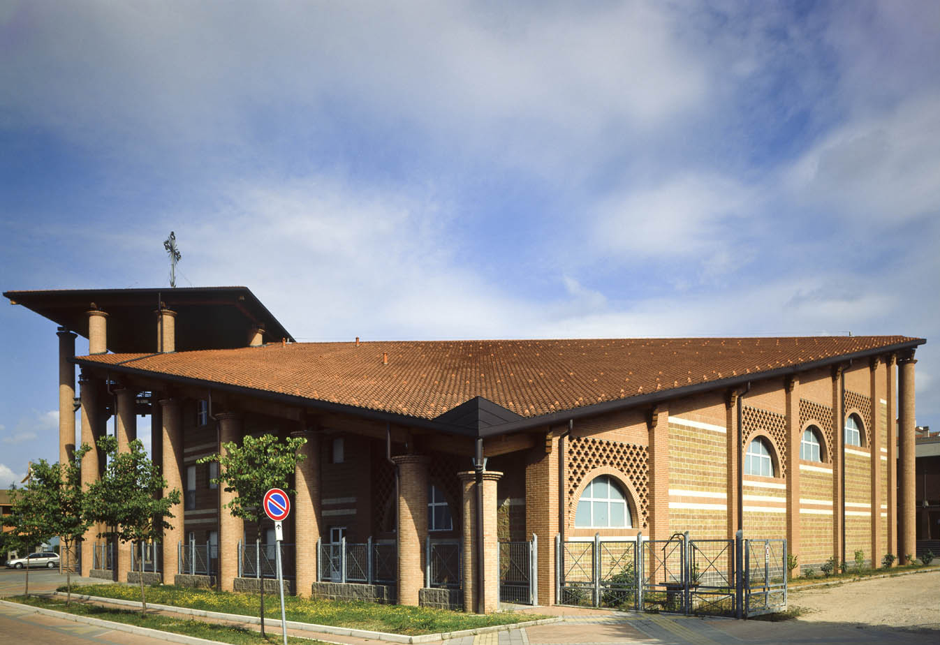 Chiesa parrocchiale di San Giovanni Battista a Desio (MI). Vista laterale esterna.(foto di Saverio Lombardi Vallauri)