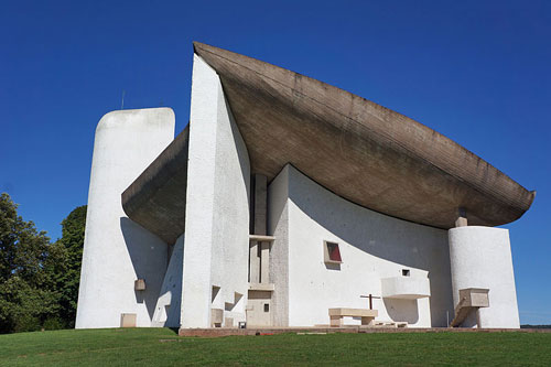 Ronchamp (Bourgogne-Franche-Comté), cappella di Notre-Dame-du-Haut, progetto di Le Corbusier (1950-55). (foto A.Bourgeois, da Wikipedia)