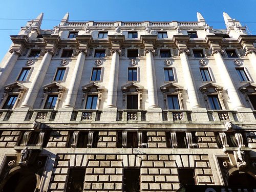 Milano, palazzo Cusini, progetto di Adolfo e Aldo Zacchi (costruzione del 1928), facciata su via Durini. (foto Friedrichstrasse, da Wikipedia)