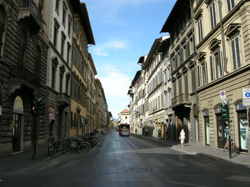 Via Cavour a Firenze, esempio di “qualità diffusa” dell'architettura nel tessuto urbano. (Foto Sailko da Wikimedia)