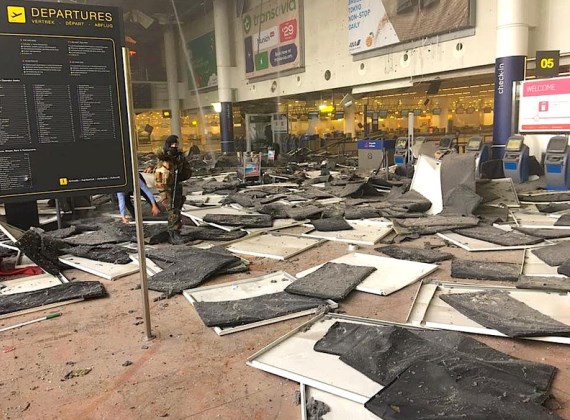 L'aeroporto di Bruxelles dopo lo scoppio delle bombe (foto euobserver)