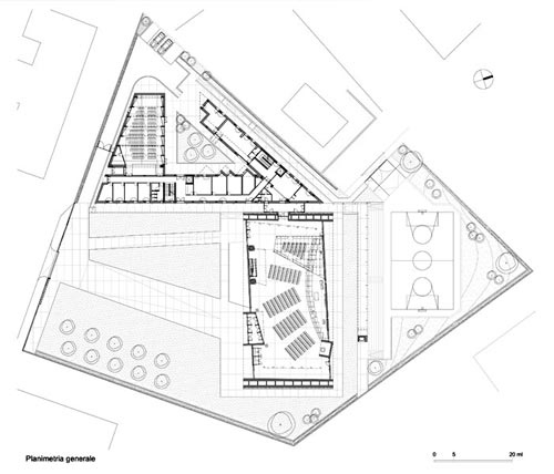 Parrocchia di S. Pio, Roma, progetto studio Anselmi: la peculiare forma della planimetria è sfruttata al meglio per la distribuzione di corpi di fabbrica e di spazi aperti.