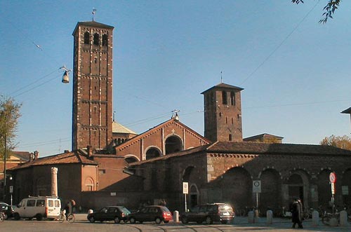 La basilica di S. Ambrogio a Milano preceduta dal quadriportico. (foto Marco Bonavoglia - Creative Commons Attribution – da Wikimedia)