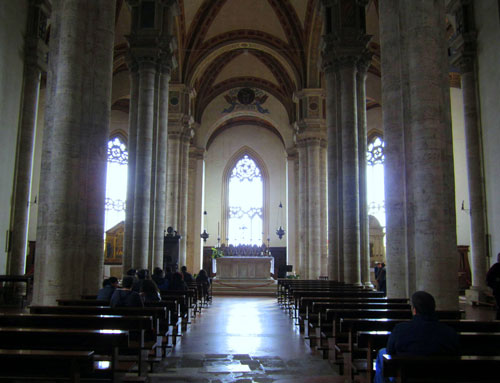 Pienza, Duomo, vista verso le vetrate absidali. (Foto di Luca Aless da Wikipedia)