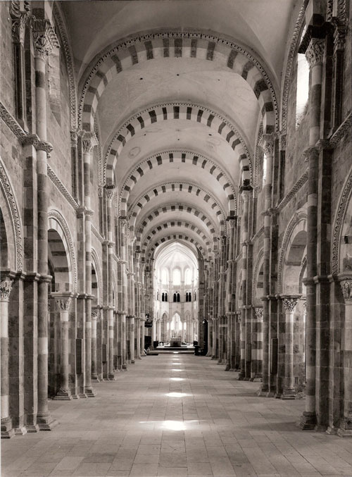 Vézelay, Duomo, alle 14h27 del 23 giugno 1976. (Foto di Francis Vérillon, da Wikipedia)