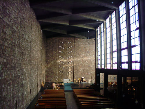 La chiesa di Düren, con le vetrate ricosturite. (foto courtesy M. Struck)