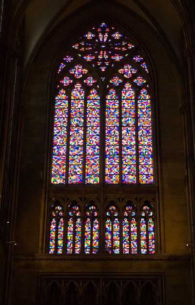 La vetrata disegnata da Gerhard Richter e posta nel 2007 nel transetto sud della Cattedrale di Colonia. (foto melekalikimaka da Wikimedia)