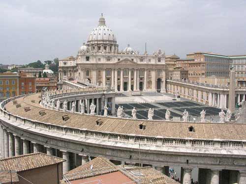 San Pietro in Vaticano: in prospettiva il colonnato di Bernini, la facciata del Maderno, la cupola. (Alberto Luccaroni - Wikipedia).