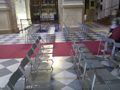 La Cattedrale di Reggio Emilia. Le sedute sono pieghevoli, leggere e non ingombrano lo spazio