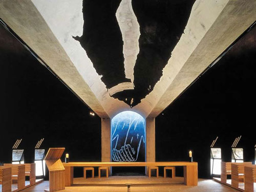 Enzo Cucchi, pittura murale nella Cappella sul monte Tamaro (Canton Ticino, 1995, progetto architettonico Mario Botta)