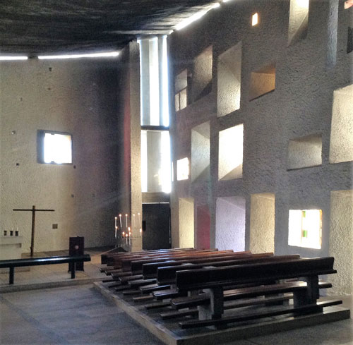 Ronchamp (Francia), cappella di Notre-Dame du Haut. Progetto di Le Corbusier (1950-'55)