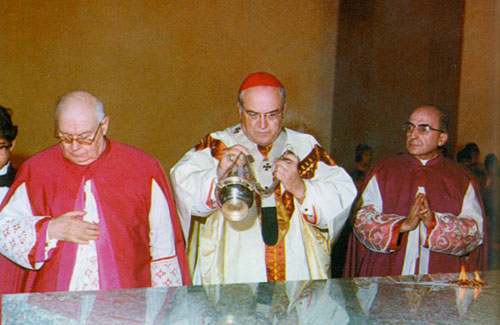 Un momento del rito di consacrazione della chiesa (17 gennaio 1972), presieduto dall'arcivescovo card. Sebastiano Baggio (da La parrocchia di Sant'Eusebio, 2009)