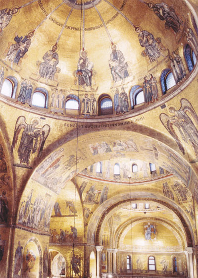 Basilica di San Marco, Venezia. Le lampade illuminano le volte mosaicate in oro che diffondono la luce tutto attorno.