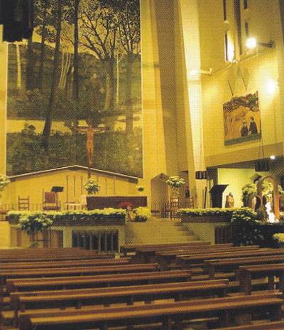 Chiesa di San Francesco al Fopponino, Milano. Progetto architettonico di Gio Ponti. L'impianto illuminotecnico qui evidenziato mostra una diffusione non gerarchizzata dalla luce nell'interno.